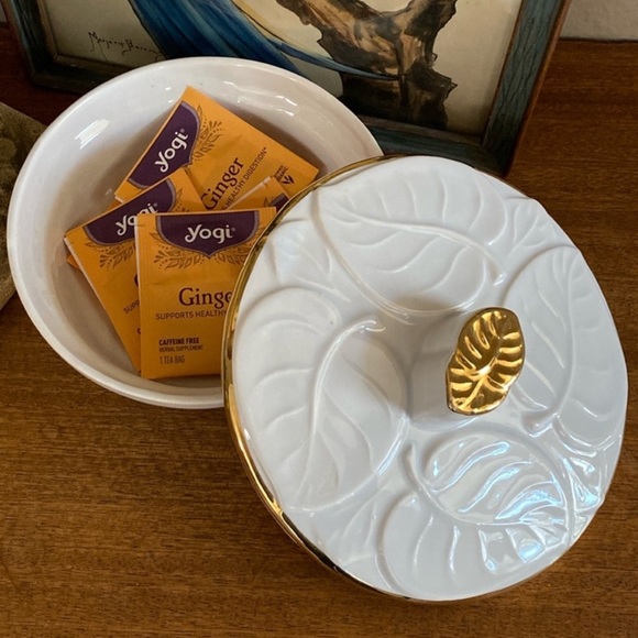 Vintage USA Rare Unique Pottery Covered Dish Leaf Design Gold Trim - Picture 4 of 16